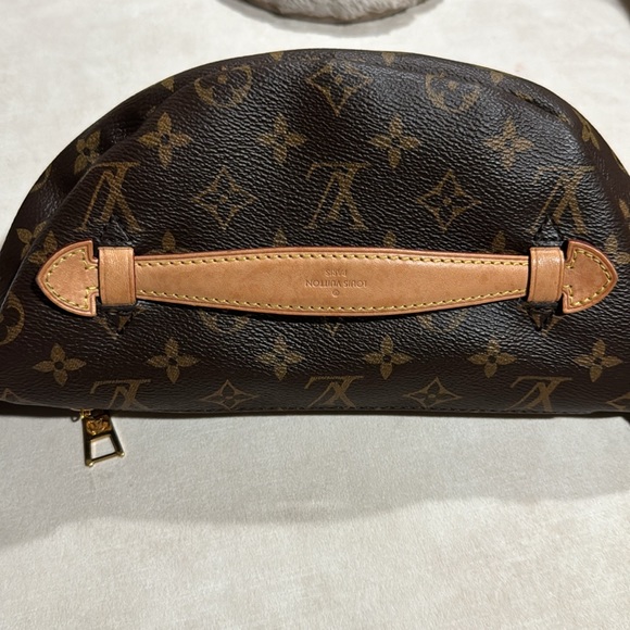 Discontinued Louis Vuitton Bumbag M43644 - Picture 4 of 11